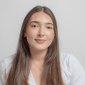 "Marianna Román, estudiante de Psicología" Estudiante recomendando libro cristiano infantil la resurreccion