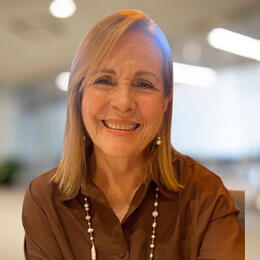 "Charo Valencia, - Psicóloga y periodista" psicologa y madre recomendando libro cristiano infantil para niños